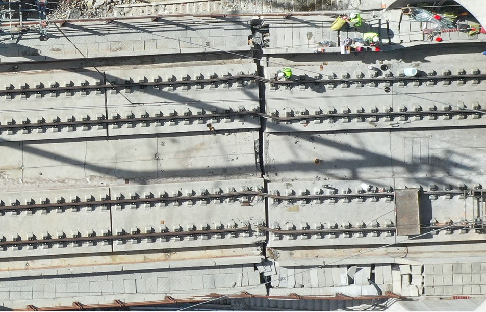 圖4 軌道板側移與軌道斷裂